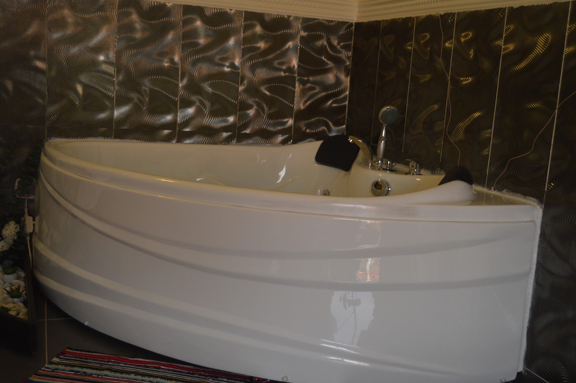 Baignoire d'angle à jets dans une salle de bain