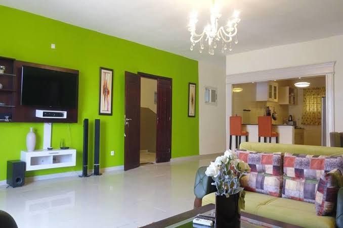 Salon d'appartement avec télévision et coin repas